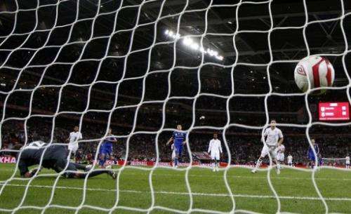Frank Lampard (R) of England scores his goal from the penalty spot