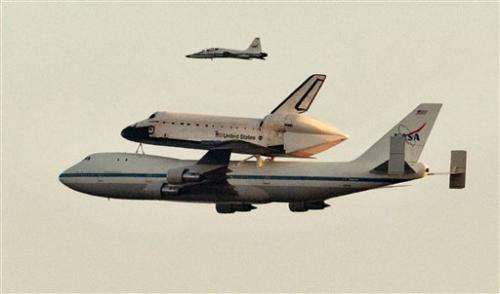 Kelly, Giffords watch Endeavour fly over Ariz.