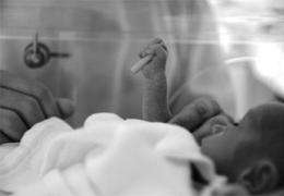 Left hand - right hand, premature babies make the link!