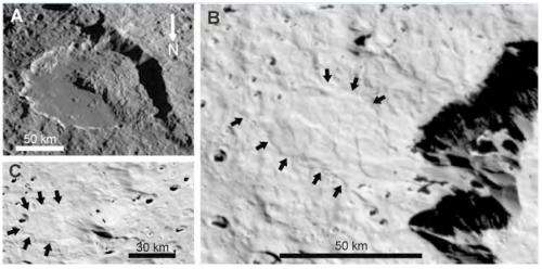 Massive ice avalanches on Iapetus