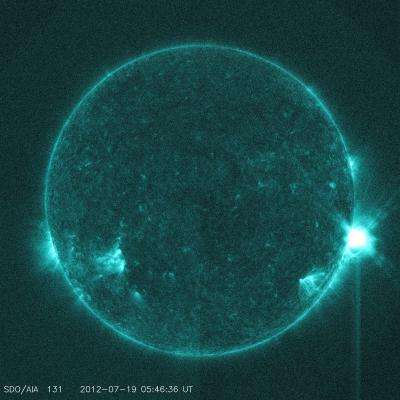 NASA sees sun send out mid-level solar flare
