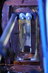 Physicists demonstrate 'superradiant' laser design