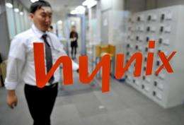 South Korea's Hynix Semiconductor said Thursday it swung into the red in the fourth quarter