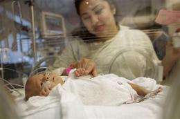 Tiny baby leaves Los Angeles hospital amid fanfare (AP)