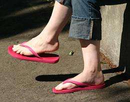 World-first study shows thongs could be better for kids' feet than other shoes