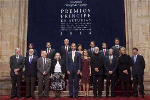 Scientists Higgs, Englert given Spanish awards