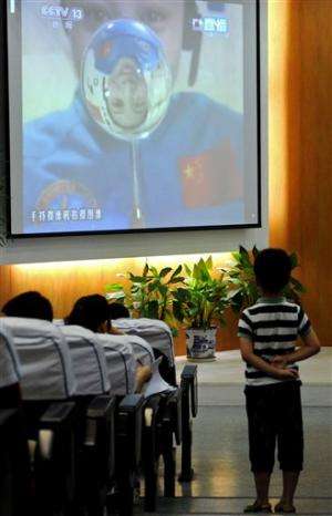 China astronauts float water blob in kids' lecture