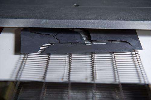 Device tosses out unusable PV wafers