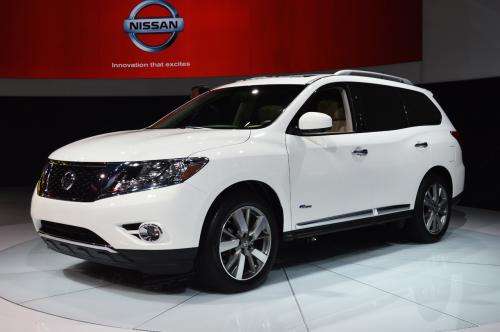 2014 Nissan Pathfinder Hybrid: 26 mpg combined fuel economy and 526-mile driving range