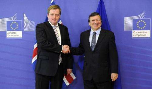 European Commission President Jose Manuel Barroso (R) welcomes Iceland PM Sigmundur David Gunnlaugsson, July 16, 2013