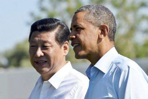 US President Barack Obama (R) and Chinese President Xi Jinping take a walk in Rancho Mirage, California, on June 8, 2013