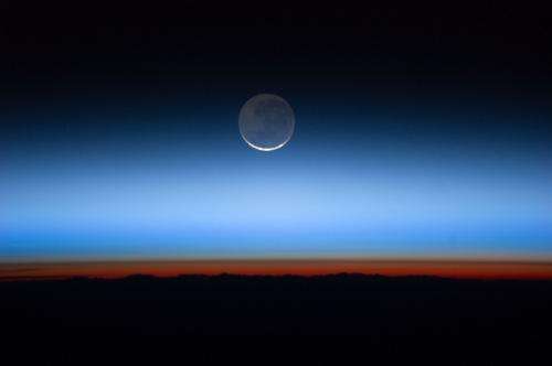 Astronomers solve temperature mystery of planetary atmosphere