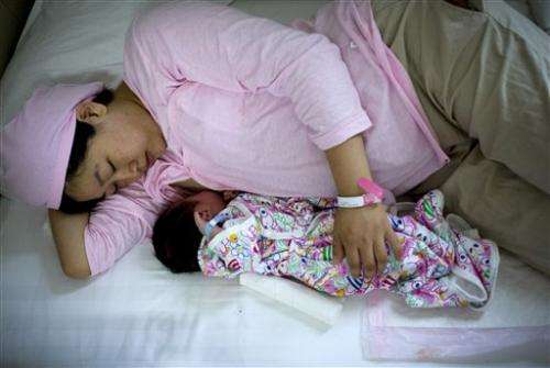 China promotes breast-feeding amid tainted milk