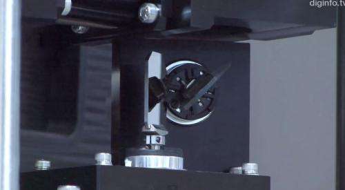 High speed camera ball-tracker at Japan lab uses mirrors (w/ video)