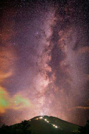 Incredible Astrophoto: The Milky Way and Mt. Fuji as a ‘Galactic Volcano’