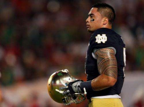 Manti Te'o of the Notre Dame Fighting Irish warms up on January 7, 2013 in Miami Gardens, Florida
