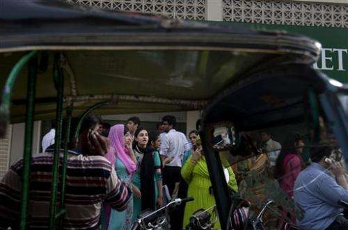 Quake hits Iran, Pakistan; dozens killed