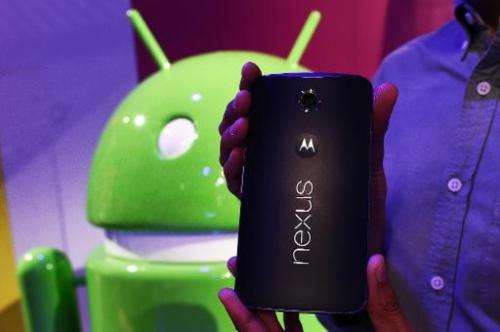 A Google employee displays a nexus 6 smartphone during a media preview in New York on October 29, 2014
