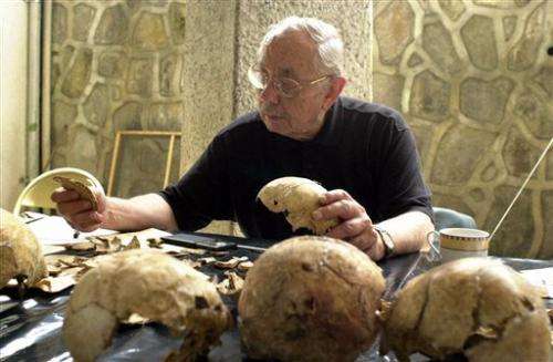 Anthropologist who identified mass graves dies