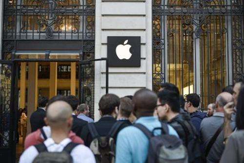 People wait in front of the Apple Store in Paris to buy the latest iPhone, the iPhone 6, on September 19, 2014 in Paris