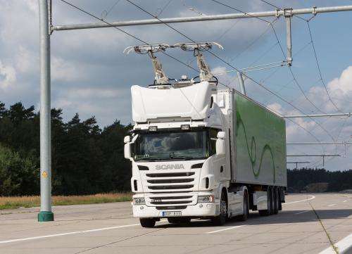 Trucks to drive with current collectors on a public road for the first time