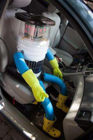 Hitchhiking robot charms its way across Canada