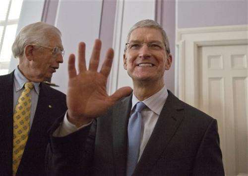 Apple CEO publicly acknowledges that he's gay