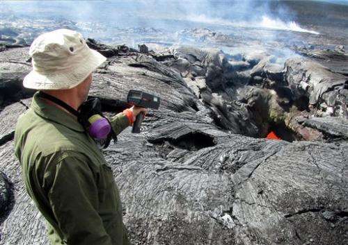 Scientists monitoring Hawaii lava undertake risks