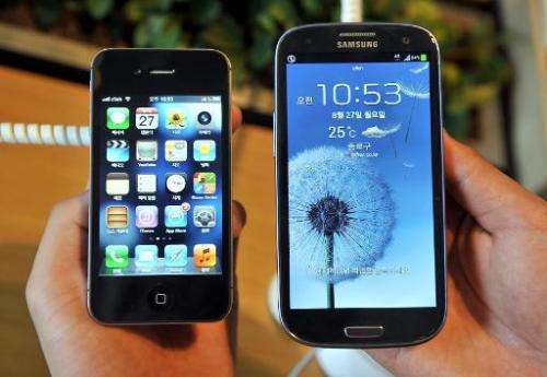 In this file photo, an Apple iPhone 4s (L) and a Samsung Galaxy S3 are seen at a mobile phone shop in Seoul, on August 27, 2012