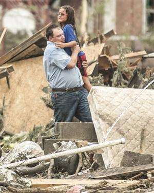 One person dead and 19 injured by Nebraska tornadoes