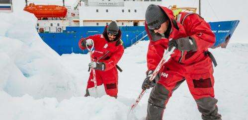 An icebreaker gets stuck in the ice, photos are used to mislead