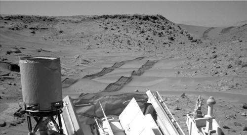 Curiosity rover drives on after crossing Martian dune