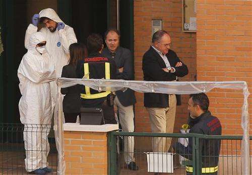 Doc: Spanish woman touched face with Ebola glove