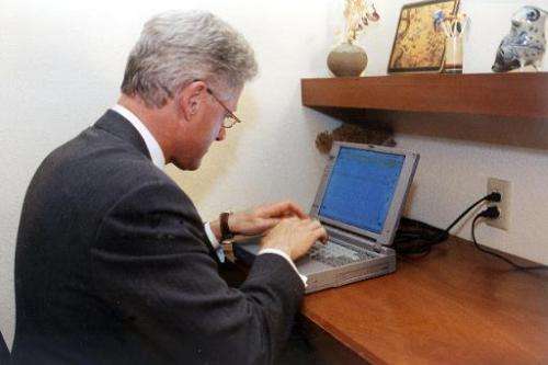 Former US President Bill Clinton preparing an e-mail on November 6, 1998 in Arkansas