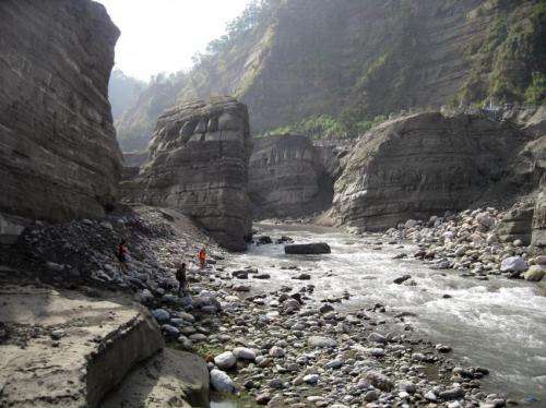 Gorges are eradicated by downstream sweep erosion
