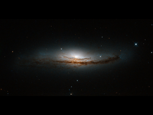 Hubble peers at the heart of NGC 5793