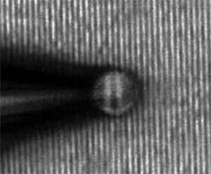 Imaging surfaces with a resolution below 100 nanometers using microspheres