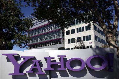 Investors fret Yahoo's future, stock dips
