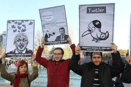 People protest in Ankara, on March 21, 2014 against Turkey's Prime Minister Tayyip Erdogan after the government blocked access t