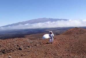 Preparing for manned missions to Mars, engineer trains on Hawaii volcano