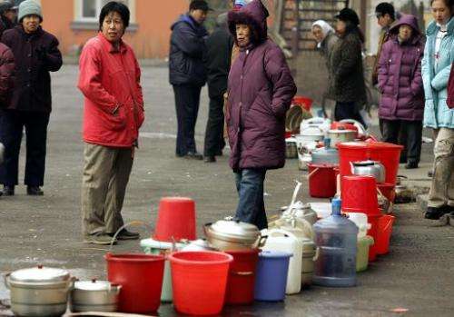 Residents still wait for water in the northern Chinese city of Harbin, 27 November 2005, after a massive benzene spill on the So