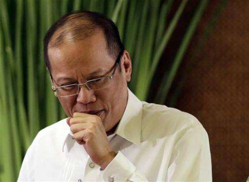Smoking Philippine leader OKs cigarette warnings