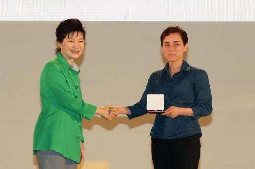 South Korean President Park Geun-Hye (L) gives the prize to Maryam Mirzakhani, at the awards ceremony for the Fields Medals, dur