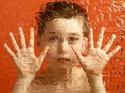研究调查了为什么自闭症儿童对触摸，噪音过于敏感