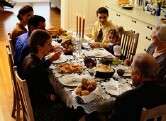 Teens who dine with their families may be slimmer adults