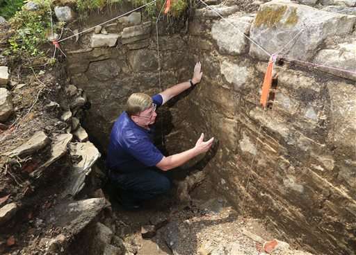 Dig at Colonial battleground uncovers fort's stone walls