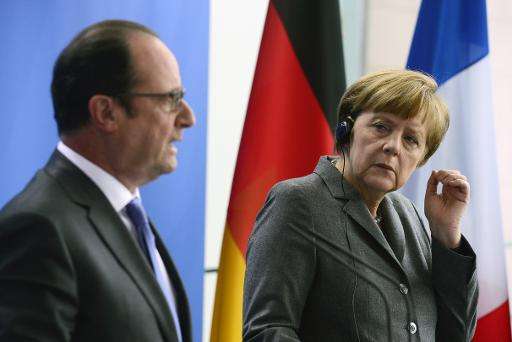German Chancellor Angela Merkel (R) and French President Francois Hollande say they want to &quot;decarbonise&quot; the global e