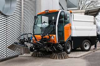 Innovative hybrid-electric powertrain for road sweepers