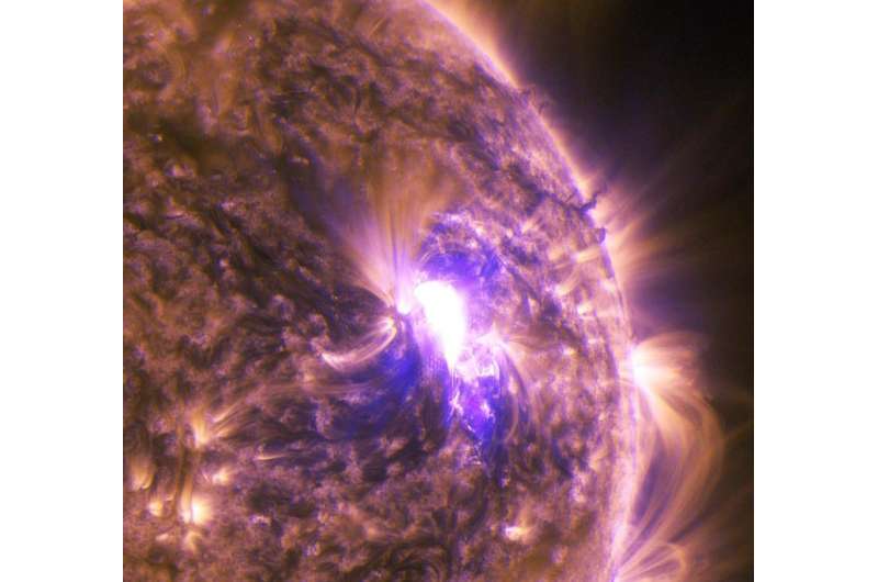 NASA's SDO sees mid-level solar flare