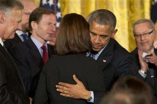 Obama signs veterans suicide prevention bill